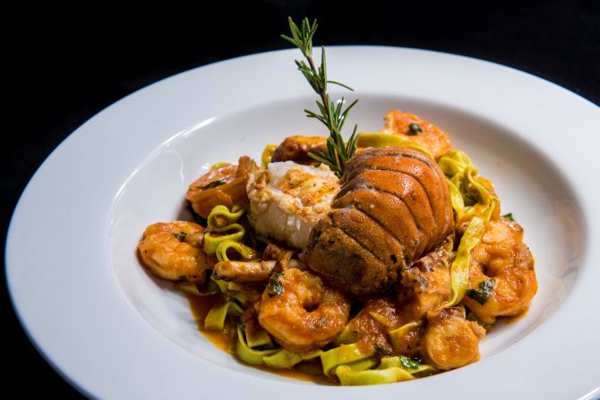 Fettuccine de espinafre com camarões, polvo e calda de cavaquinha ao molho de tomate levemente picante (R$ 85). Foto: Priscilla Fiedler/Divulgação. Fettuccine de espinafre com camarões, polvo e calda de cavaquinha ao molho de tomate levemente picante (R$ 85). Foto: Priscilla Fiedler/Divulgação.