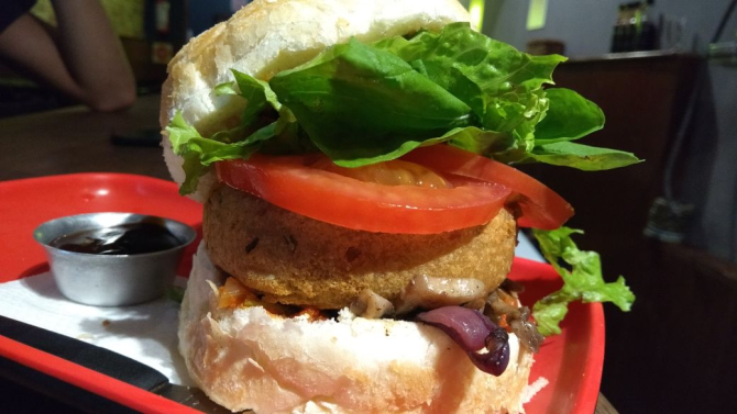 No Carne e Malte Burguer há duas opções de sanduíches veganos, além das entradas, como o hambúrguer de grão de bico, que acompanha cogumelos e sai por R$ 26,90. No Carne e Malte Burguer há duas opções de sanduíches veganos, além das entradas, como o hambúrguer de grão de bico, que acompanha cogumelos e sai por R$ 26,90.