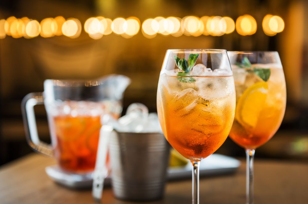 O clássico Aperol Spritz na jarra de 750 ml fica R$ 99 e serve de três a quatro pessoas. (Foto: Leticia Akemi/Gazeta do Povo) O clássico Aperol Spritz na jarra de 750 ml fica R$ 99 e serve de três a quatro pessoas. (Foto: Leticia Akemi/Gazeta do Povo)