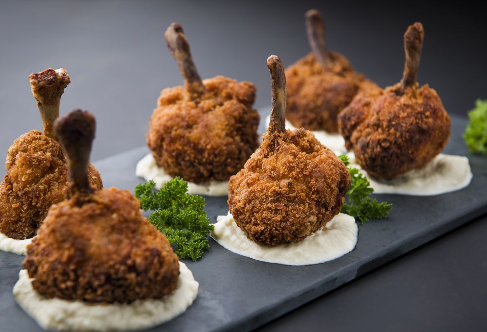 Coxinhas crocantes do Nosco: coxinha da asa do frango invertida empanada na farinha Panko (R$ 28). Foto: Letícia Akemi/Gazeta do Povo Coxinhas crocantes do Nosco: coxinha da asa do frango invertida empanada na farinha Panko (R$ 28). Foto: Letícia Akemi/Gazeta do Povo