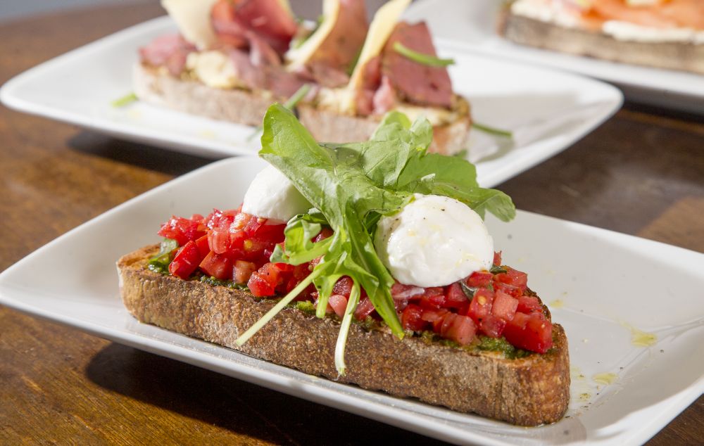 Tartine de tomate, criação dos chefs Gabriela e Celso Freire. Foto: Hugo Harada/Gazeta do Povo. Tartine de tomate, criação dos chefs Gabriela e Celso Freire. Foto: Hugo Harada/Gazeta do Povo.