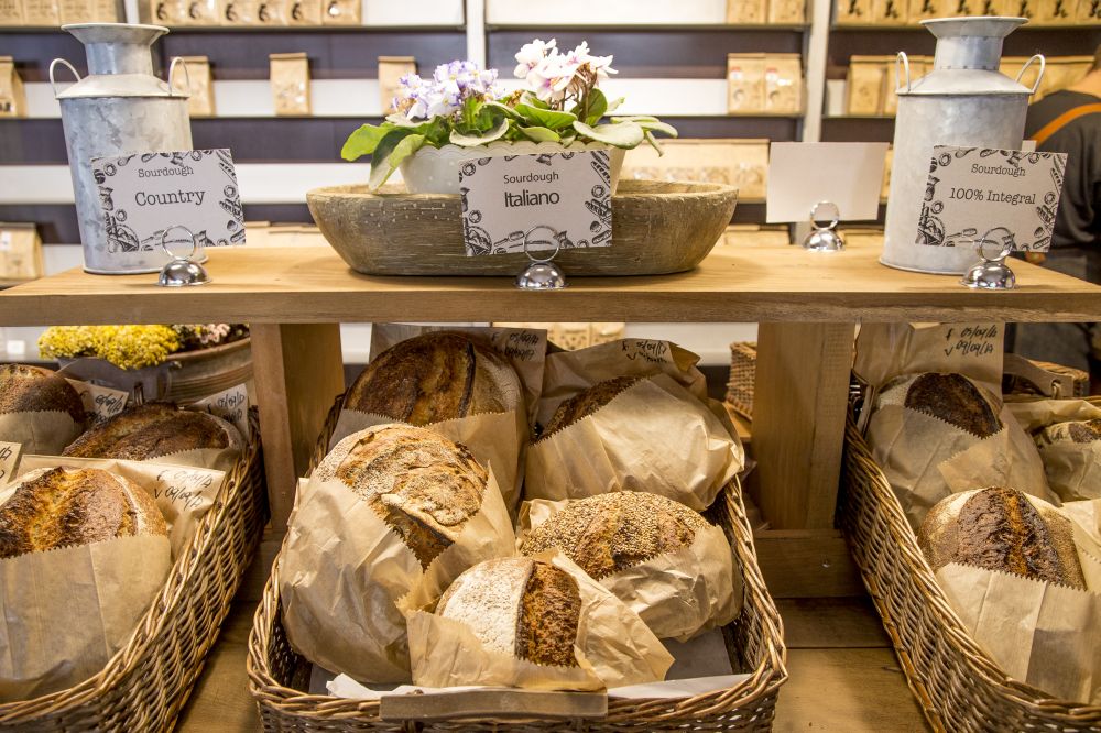 Pães de fermentação natural têm características próprias: são grandes, escuros, têm casca grossa e miolo aerado. Foto: Hugo Harada/Gazeta do Povo. Pães de fermentação natural têm características próprias: são grandes, escuros, têm casca grossa e miolo aerado. Foto: Hugo Harada/Gazeta do Povo.