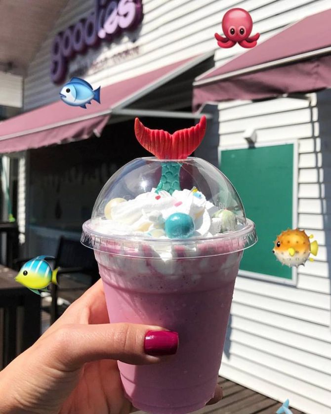 Doceria em Curitiba cria smoothie, milk shake e brownie de sereia O milkshake sereiudo tem sabor de blueberry e custa R$ 19,90. Foto: Divulgação/Facebook.