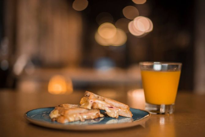 Misto quente (R$ 10) é feito com presunto da casa, que leva carne de pernil temperada com sal e especiarias curada por sete dias antes de ser cozida. (Foto: Munir Bucair) Misto quente (R$ 10) é feito com presunto da casa, que leva carne de pernil temperada com sal e especiarias curada por sete dias antes de ser cozida. (Foto: Munir Bucair)