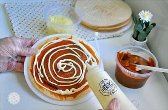 A omblea colombiana é uma wafer em forma de disco recheada com doce de leite. Foto: Divulgação/Facebook. A omblea colombiana é uma wafer em forma de disco recheada com doce de leite. Foto: Divulgação/Facebook.