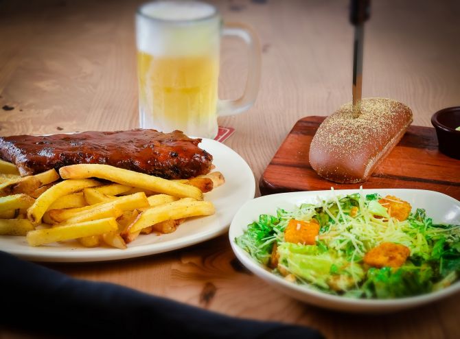 O Outback Steakhouse serve de entrada uma salada, o prato principal é junior ribs com fritas e a bebida é um chope de 340 ml. Foto: Priscilla Fiedler. O Outback Steakhouse serve de entrada uma salada, o prato principal é junior ribs com fritas e a bebida é um chope de 340 ml. Foto: Priscilla Fiedler.