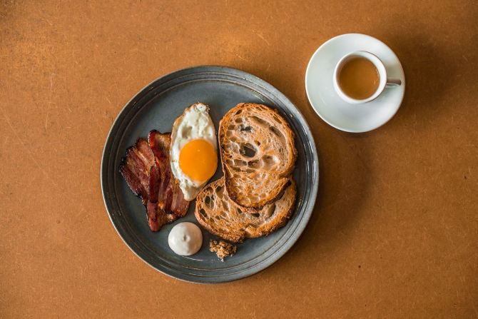 Pão com ovo e bacon (R$15): pão de longa fermentação, bacon temperado com anis estrelado (defumado pelo próprio padeiro), ovo direto do galinheiro da família e maionese cítrica. (Foto: Munir Bucair) Pão com ovo e bacon (R$15): pão de longa fermentação, bacon temperado com anis estrelado (defumado pelo próprio padeiro), ovo direto do galinheiro da família e maionese cítrica. (Foto: Munir Bucair)