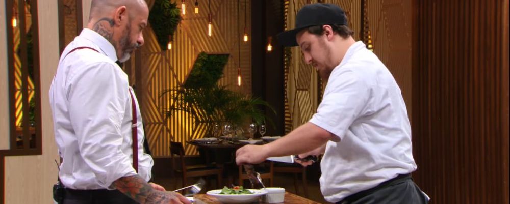 Ravi cortando a bisteca para servir para Henrique Fogaça. (Foto: Reprodução)