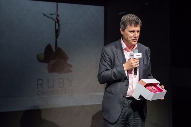 O chocolate Ruby foi lançado no dia 5 de setembro em um evento na China. Foto: Divulgação. O chocolate Ruby foi lançado no dia 5 de setembro em um evento na China. Foto: Divulgação.