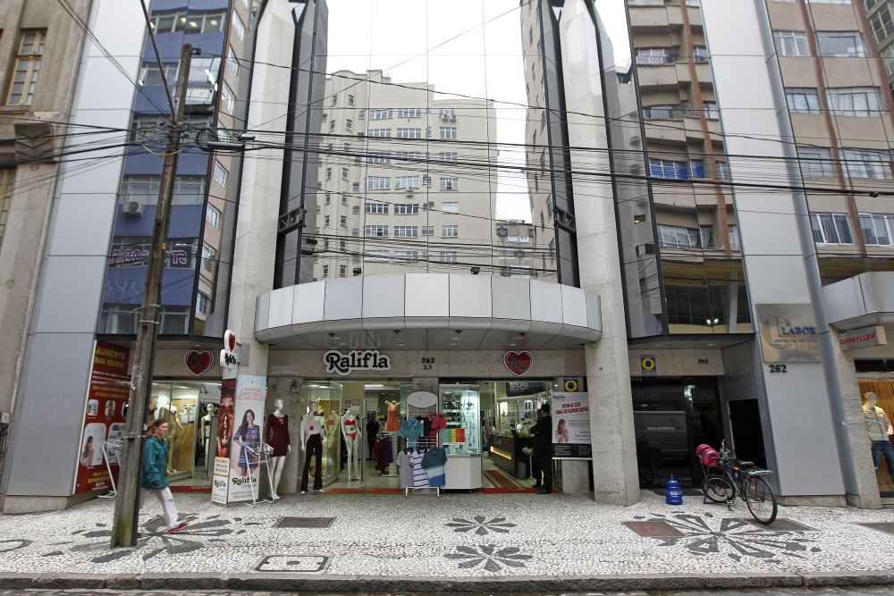 A entrada do cinema abriga hoje uma loja de roupas na Rua Voluntários da Pátria. Foto: Antônio More/Gazeta do Povo A entrada do cinema abriga hoje uma loja de roupas na Rua Voluntários da Pátria. Foto: Antônio More/Gazeta do Povo
