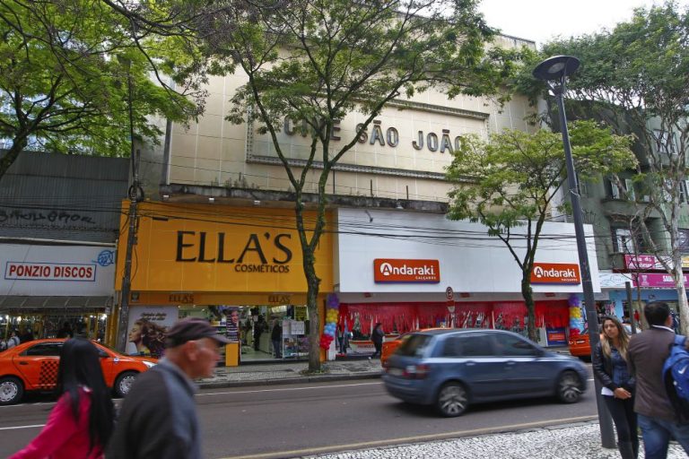 Cine São João abriga atualmente duas lojas. Foto: Antônio More/Gazeta do Povo