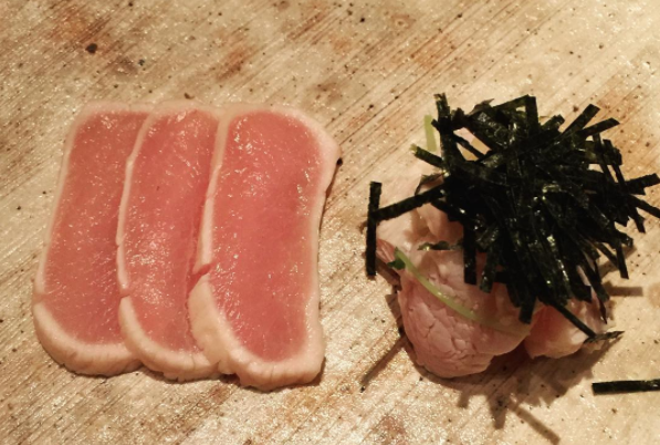 Imagem postada por Joe Bao no Instagram de peito de frango servido como sashimi em Tóquio. Foto: Reprodução/Instagram Imagem postada por Joe Bao no Instagram de peito de frango servido como sashimi em Tóquio. Foto: Reprodução/Instagram