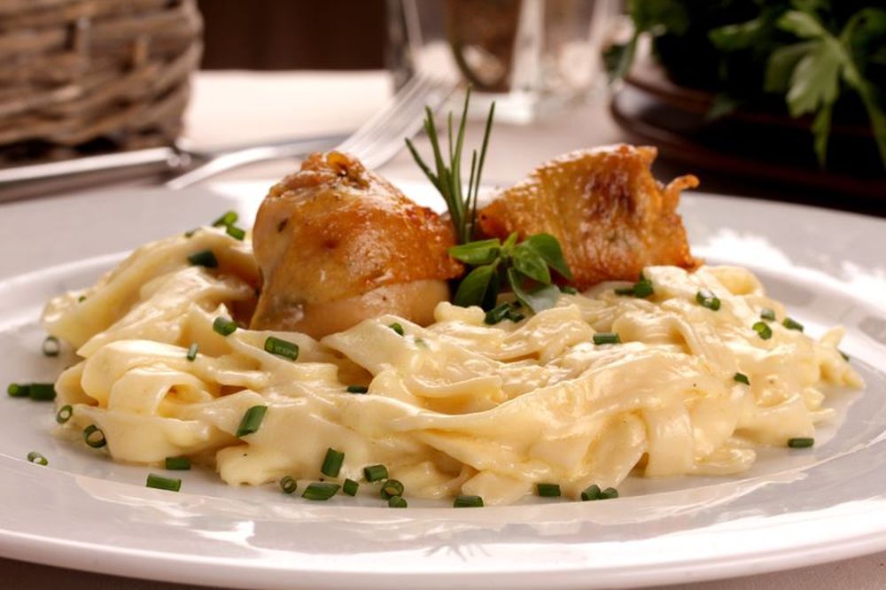 Talharim ao molho Alfredo que acompanha frango assado (R$ 32,50). (Foto: Divulgação) Talharim ao molho Alfredo que acompanha frango assado (R$ 32,50). (Foto: Divulgação)