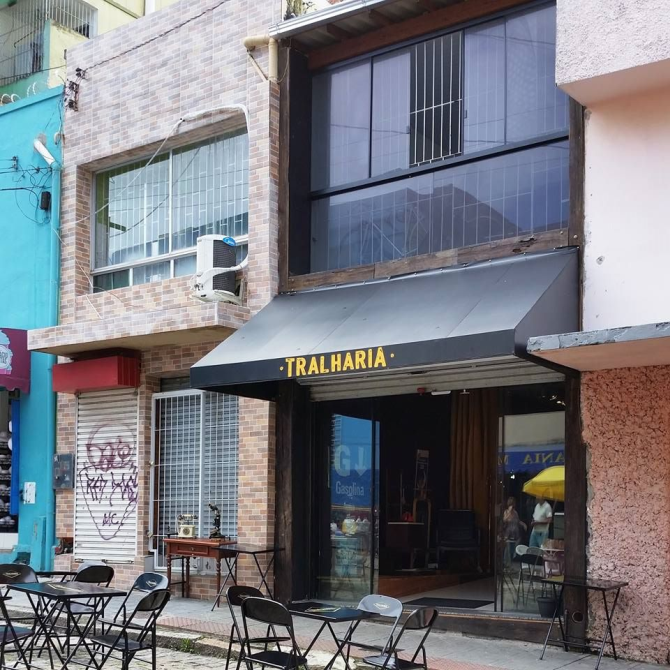 Localizado no coração do centro de Floripa, o Tralharia virou reduto de artistas e intelectuais. Para conseguir uma mesa, chegue cedo. Localizado no coração do centro de Floripa, o Tralharia virou reduto de artistas e intelectuais. Para conseguir uma mesa, chegue cedo.