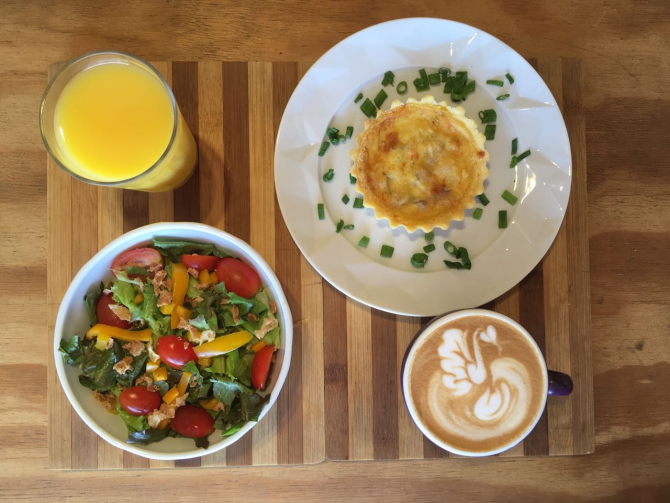 combo de quiche lorraine, mix de folhas, copo de suco integral de laranja e cappuccino italiano. Foto: Divulgação combo de quiche lorraine, mix de folhas, copo de suco integral de laranja e cappuccino italiano. Foto: Divulgação