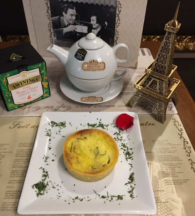 Quiche lorraine acompanhado e chá de manga com gengibre. Foto: Divulgação Quiche lorraine acompanhado e chá de manga com gengibre. Foto: Divulgação