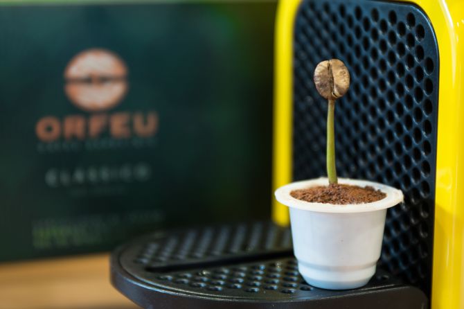 A cápsula biodegradável tem capacidade para se tornar adubo em até quatro meses se descartada no lixo de orgânicos. Foto: Divulgação. A cápsula biodegradável tem capacidade para se tornar adubo em até quatro meses se descartada no lixo de orgânicos. Foto: Divulgação.