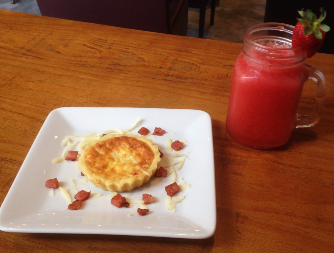 Quiche lorraine acompanhada de suco de morango. Foto: Divulgação Quiche lorraine acompanhada de suco de morango. Foto: Divulgação
