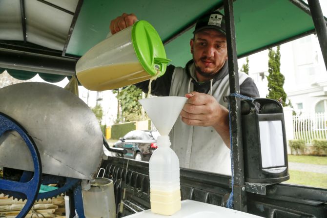 O preço do caldo de cana parte de R$ 3,50 (copo com 300 ml). Foto: Hugo Harada/Gazeta do Povo. O preço do caldo de cana parte de R$ 3,50 (copo com 300 ml). Foto: Hugo Harada/Gazeta do Povo.