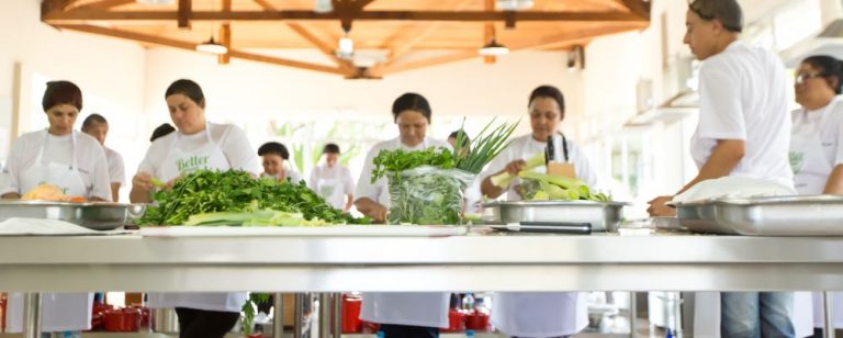 Chefs renomados de Curitiba dão curso gratuito para moradores da CIC