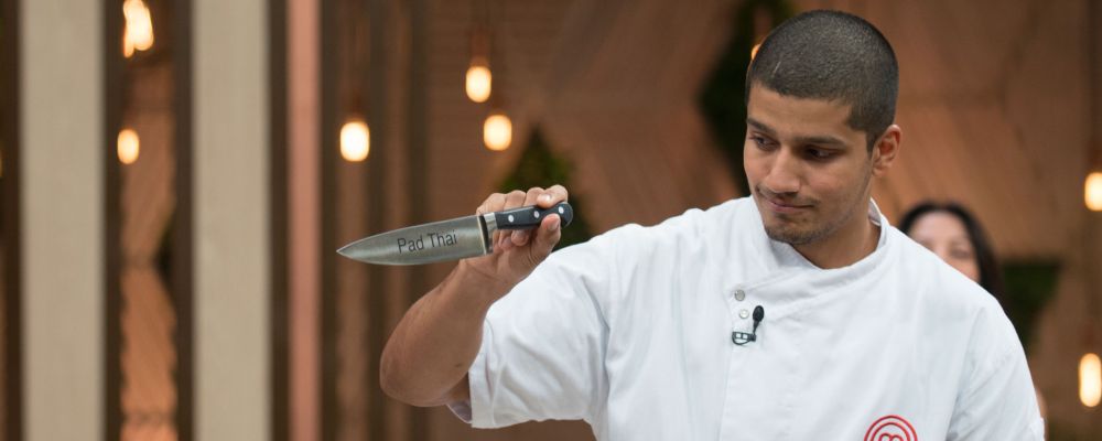 Retorno durou pouco: Guilherme venceu a repescagem, mas acabou eliminado na mesma noite com Pad Thai com ingredientes em excesso e sem coerência. (Foto: Band)