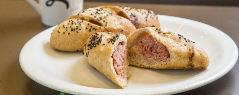 Baguete recheada com linguiça Blumenau (R$ 4,50 a unidade). (Foto: Hugo Harada/Gazeta do Povo)