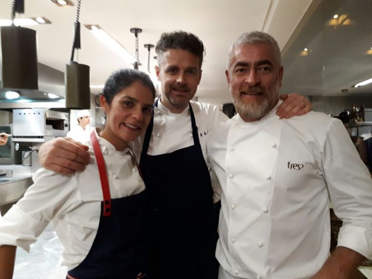 Manu ao lado dos chefs Jock Zonfrillo (centro) e Alex Atala, em 2017, durante jantar magno no Dalva e Dito, restaurante de Atala. Foto: Flávia Schiochet/Gazeta do Povo