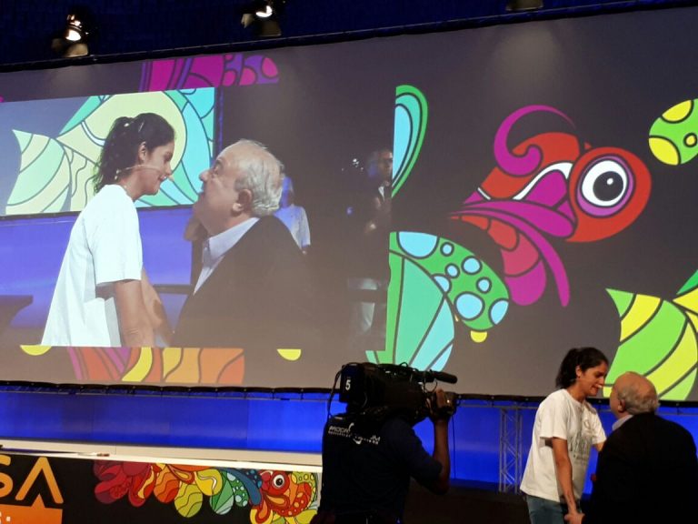 Manu Buffara com o prefeito de Curitiba, Rafael Greca. Foto: Flávia Schiochet/Gazeta do Povo.