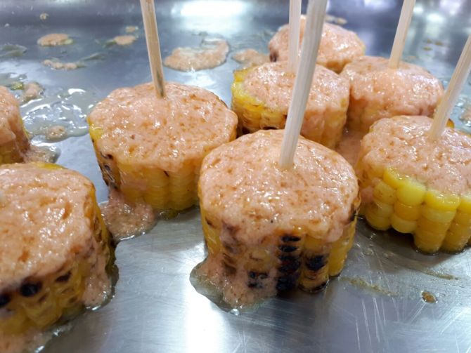 Prato de Eva dos Santos: milho verde na brasa com "manteiga" de goiaba de Carlópolis e tilápia frita com picles de cebola roxa e uva Benitaka, de Marialva. (Foto: Flavia Schiochet) Prato de Eva dos Santos: milho verde na brasa com "manteiga" de goiaba de Carlópolis e tilápia frita com picles de cebola roxa e uva Benitaka, de Marialva. (Foto: Flavia Schiochet)