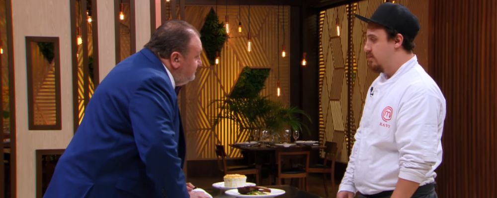 Falta de cominho salva curitibano Ravi Leite de eliminação no MasterChef O jurado Erick Jacquin criticou o carré de cordeiro apresentado por Ravi na prova de eliminação. (Foto: Reprodução)