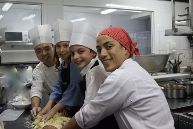Os clientes mirins Luiza Ribeiro e Caio Sandri dos Santos com os chefs do La Varenne, Mayra Batista e Felipe Miyake. Foto: Divulgação Os clientes mirins Luiza Ribeiro e Caio Sandri dos Santos com os chefs do La Varenne, Mayra Batista e Felipe Miyake. Foto: Divulgação