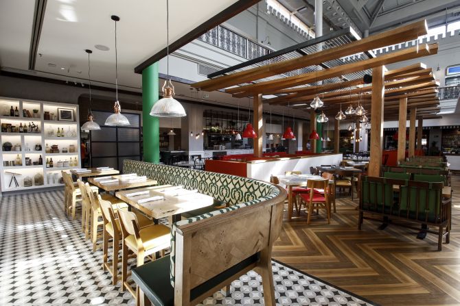O salão do Abbraccio em Curitiba tem um novo design que será usado para toda a rede. Foto: André Rodrigues/Gazeta do Povo. O salão do Abbraccio em Curitiba tem um novo design que será usado para toda a rede. Foto: André Rodrigues/Gazeta do Povo.