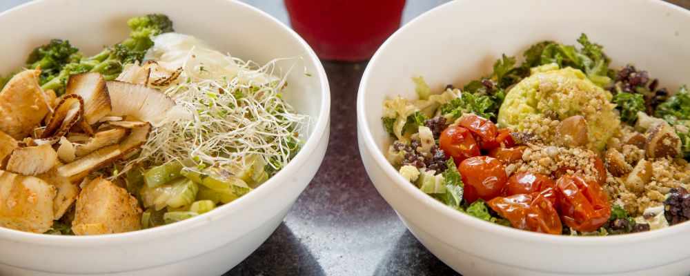 As duas opções de saladas mornas que levam couve kale são a Baby Bowl (R$ 15) e a frango asiático (R$ 26).
(Foto: Hugo Harada/Gazeta do Povo)