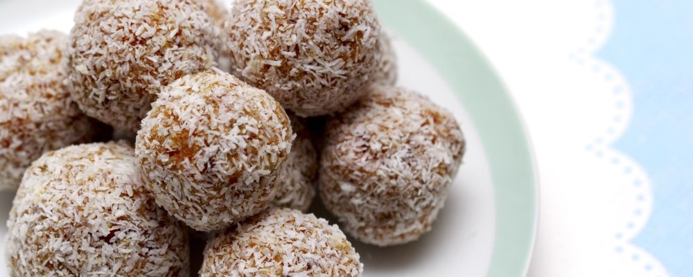 Trufa crudívora de cacau e coco. Foto: Bigstock