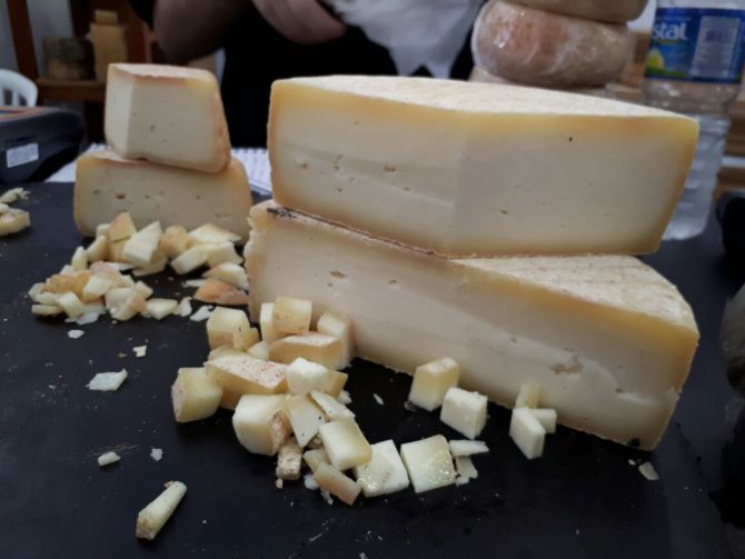 No Brasil, tem queijo que é lavado com cachaça de mel e selado com cera de abelha No Brasil, tem queijo que é lavado com cachaça de mel e selado com cera de abelha