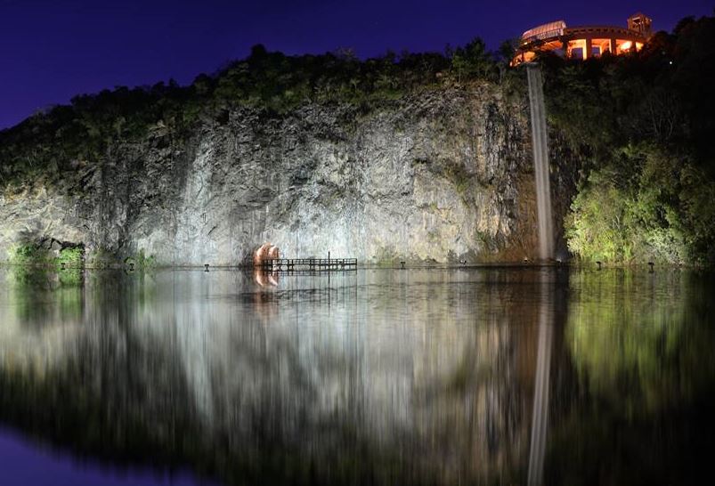 À noite, a vista a partir da lanchonete torna-se ainda mais impressionante com a iluminação no paredão de pedra. Foto: Reprodução/Facebook À noite, a vista a partir da lanchonete torna-se ainda mais impressionante com a iluminação no paredão de pedra. Foto: Reprodução/Facebook