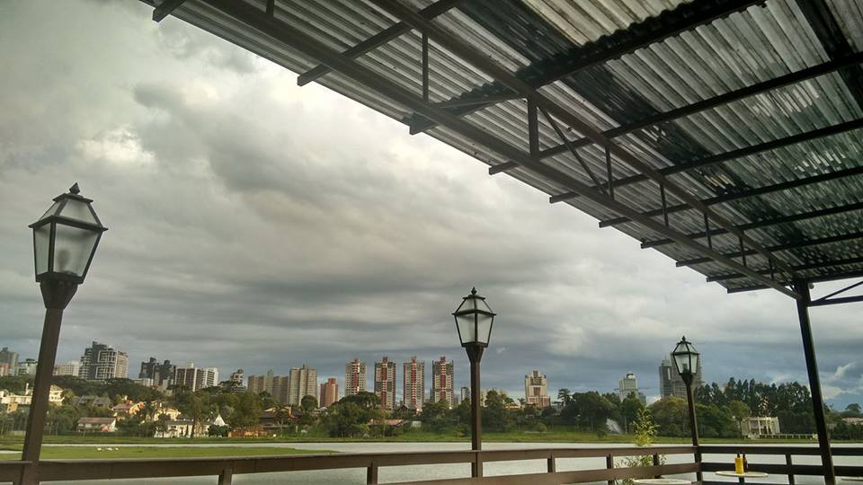Mesmo em dias nublados, a vista do Bar do Lago é impressionante. Ao fundo, a cidade. Foto: Reprodução/Facebook Mesmo em dias nublados, a vista do Bar do Lago é impressionante. Ao fundo, a cidade. Foto: Reprodução/Facebook