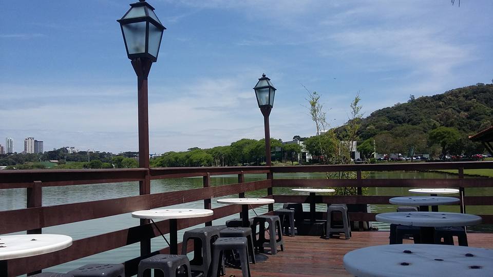 O deck da lanchonete é o lugar ideal para uma parada no meio do passei. Foto: Reprodução/Facebook O deck da lanchonete é o lugar ideal para uma parada no meio do passei. Foto: Reprodução/Facebook