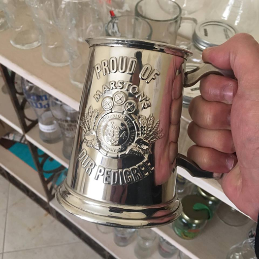 Os copos e taças de cerveja de Daniel Wolf são colecionados há 14 anos por ele. Foto: Divulgação.