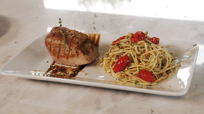 Atum selado com molho teryaki e espaguete de palmito pupunha com ervas (R$ 39). (Foto: Reprodução) Atum selado com molho teryaki e espaguete de palmito pupunha com ervas (R$ 39). (Foto: Reprodução)