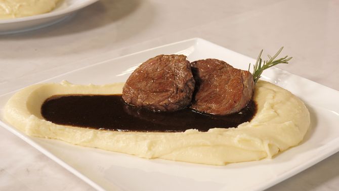 Bombom de alcatra ao molho de ervas e aligot (R$ 39), prato elaborado pelo chef Guilherme Guzela para a linha Bom Gourmet do The Market. Foto: Reprodução Bombom de alcatra ao molho de ervas e aligot (R$ 39), prato elaborado pelo chef Guilherme Guzela para a linha Bom Gourmet do The Market. Foto: Reprodução