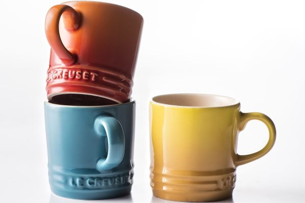 Foto das canecas Le Creuset que poderão ser trocadas no festival Bom Gourmet. canequinha colorida xícara de café brinde promoção . Local: Núcleo Estilo de Vida. Foto das canecas Le Creuset que poderão ser trocadas no festival Bom Gourmet. canequinha colorida xícara de café brinde promoção . Local: Núcleo Estilo de Vida.