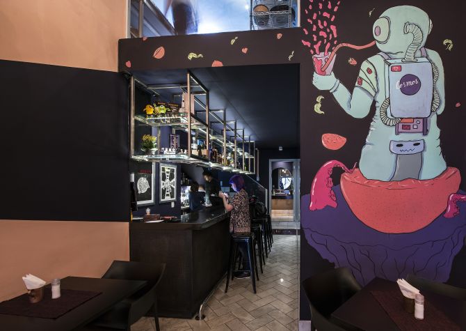 Gastrobar tem inspiração no universo. Por isso, boa parte dos drinks e dos pratos levam nomes curiosos que remetem a uma viagem pelo espaço. (Foto: Letícia Akemi/Gazeta do Povo) Gastrobar tem inspiração no universo. Por isso, boa parte dos drinks e dos pratos levam nomes curiosos que remetem a uma viagem pelo espaço. (Foto: Letícia Akemi/Gazeta do Povo)
