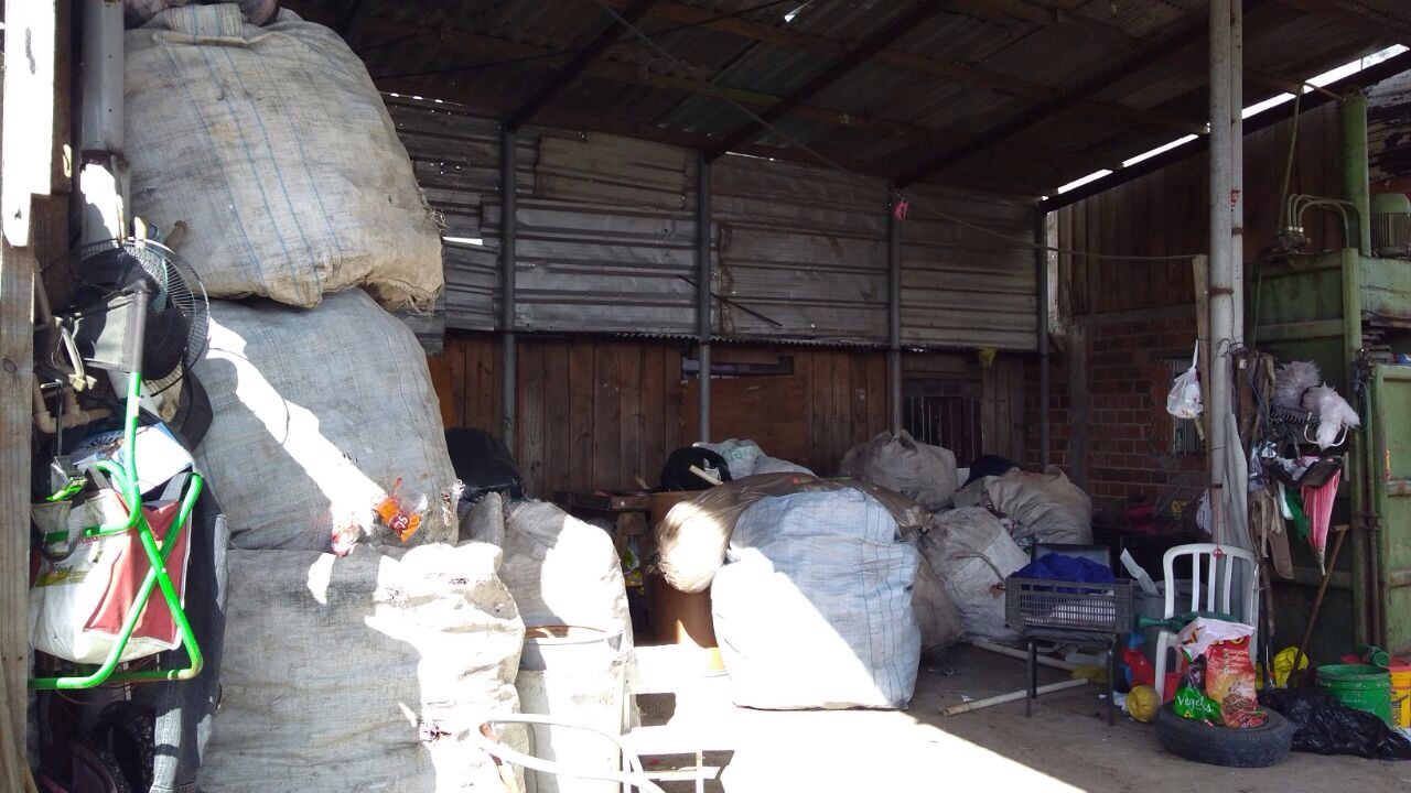 Comunidade é formada por catadores de material reciclável que armazenam o material nas casas ou em áreas próximas. Foto: Coletivo Trena Comunidade é formada por catadores de material reciclável que armazenam o material nas casas ou em áreas próximas. Foto: Coletivo Trena