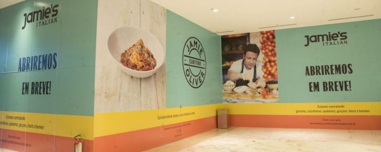 Tapumes da obra do novo restaurante Jamie's Italian no Pátio Batel. (Foto: Hugo Harada/Gazeta do Povo)