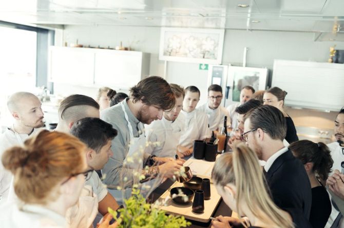 O Maaemo abre de quinta a sábado com quatro serviços: na sexta o restaurante opera no almoço além do jantar. Foto: Anne Valeur/Reprodução O Maaemo abre de quinta a sábado com quatro serviços: na sexta o restaurante opera no almoço além do jantar. Foto: Anne Valeur/Reprodução