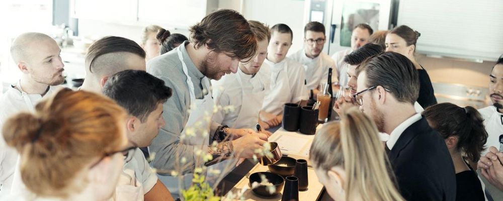 O chef Esben Holmboe, do Maaemo, aumentou a equipe e as folgas: são quatro dias seguidos para cada funcionário. O resultado é uma equipe mais motivada e enérgica. Foto: Anne Valeur/Reprodução 