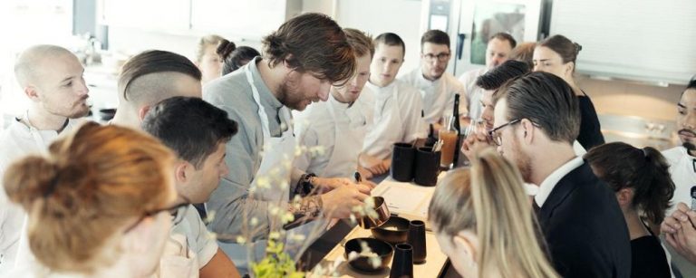 O chef Esben Holmboe, do Maaemo, aumentou a equipe e as folgas: são quatro dias seguidos para cada funcionário. O resultado é uma equipe mais motivada e enérgica. Foto: Anne Valeur/Reprodução