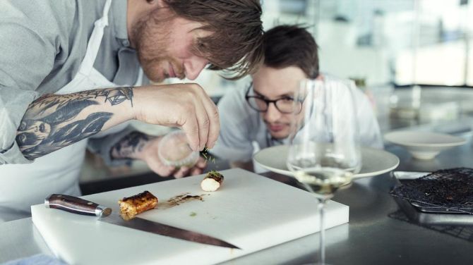 O chef Esben Holmboe, do Maaemo, aumentou a equipe e as folgas: são quatro dias seguidos para cada funcionário. O resultado é uma equipe mais motivada e enérgica. Foto: Anne Valeur/Reprodução O chef Esben Holmboe, do Maaemo, aumentou a equipe e as folgas: são quatro dias seguidos para cada funcionário. O resultado é uma equipe mais motivada e enérgica. Foto: Anne Valeur/Reprodução