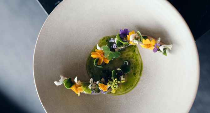 Cavalinha em conserva com maçã e flores, prato do Maaemo, restaurante norueguês com três estrelas Michelin. Foto: Reprodução/Munchies Cavalinha em conserva com maçã e flores, prato do Maaemo, restaurante norueguês com três estrelas Michelin. Foto: Reprodução/Munchies